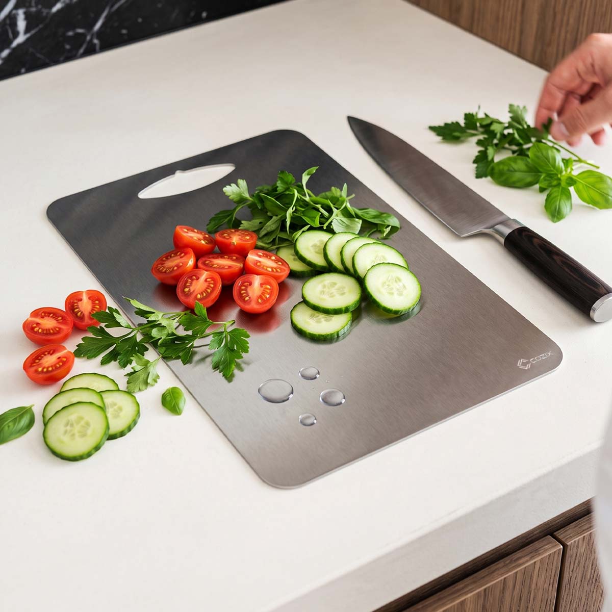 Tomates, pepino e ervas preparados sobre a Tábua Gourmet Cozix na bancada