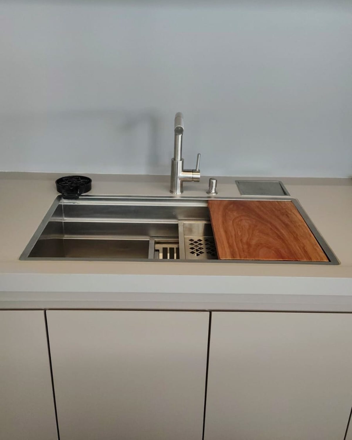 Cuba de embutir em bancada clara, instalação em linha reta.