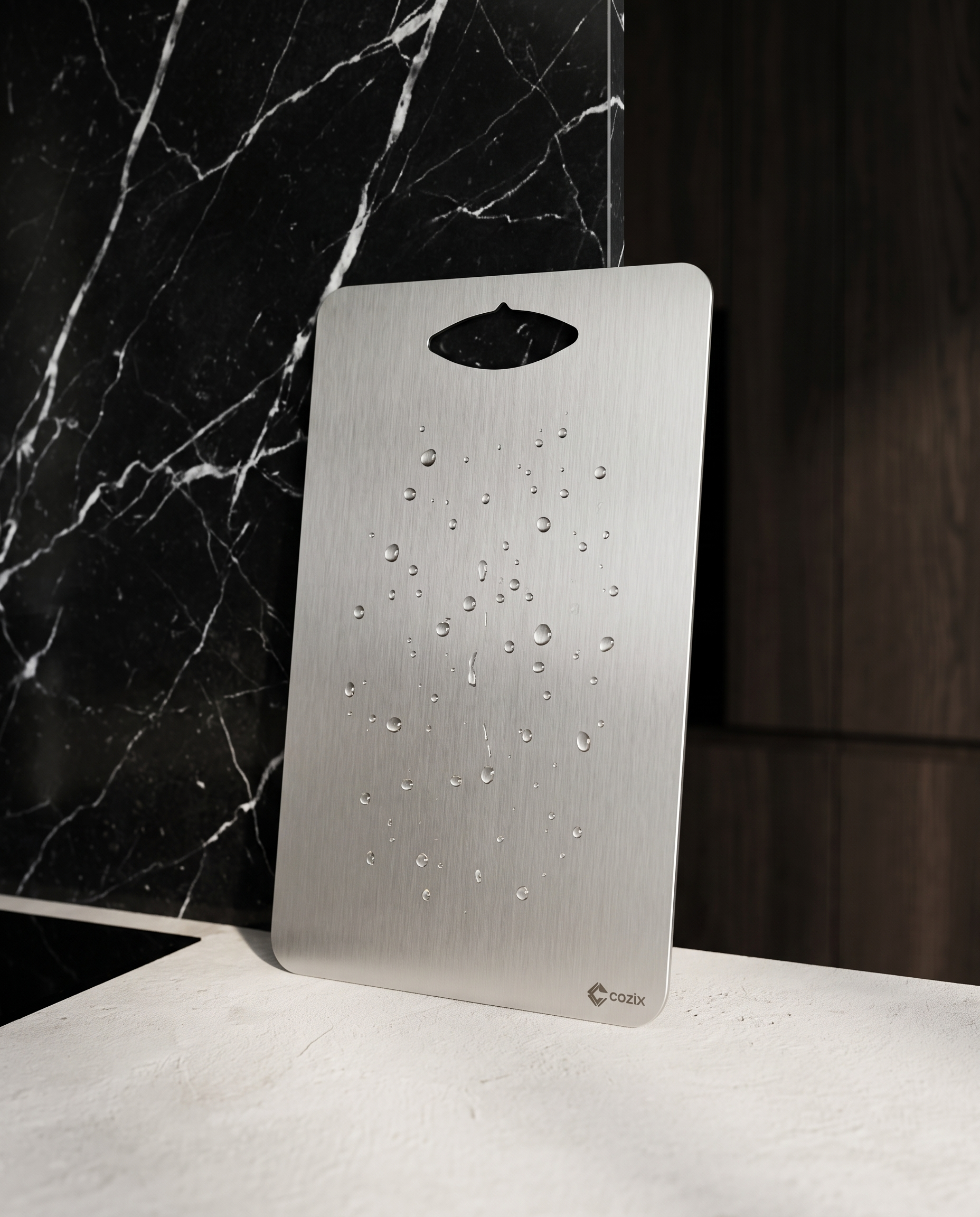 Detalhe do acabamento escovado e das gotas de água na Tábua Gourmet Cozix