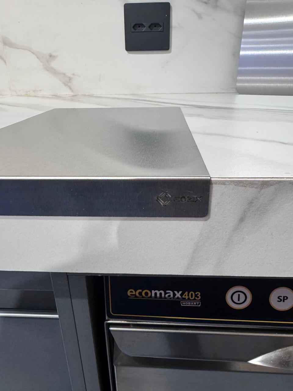 Detalhe da gravação Cozix na dobra da tábua de bancada