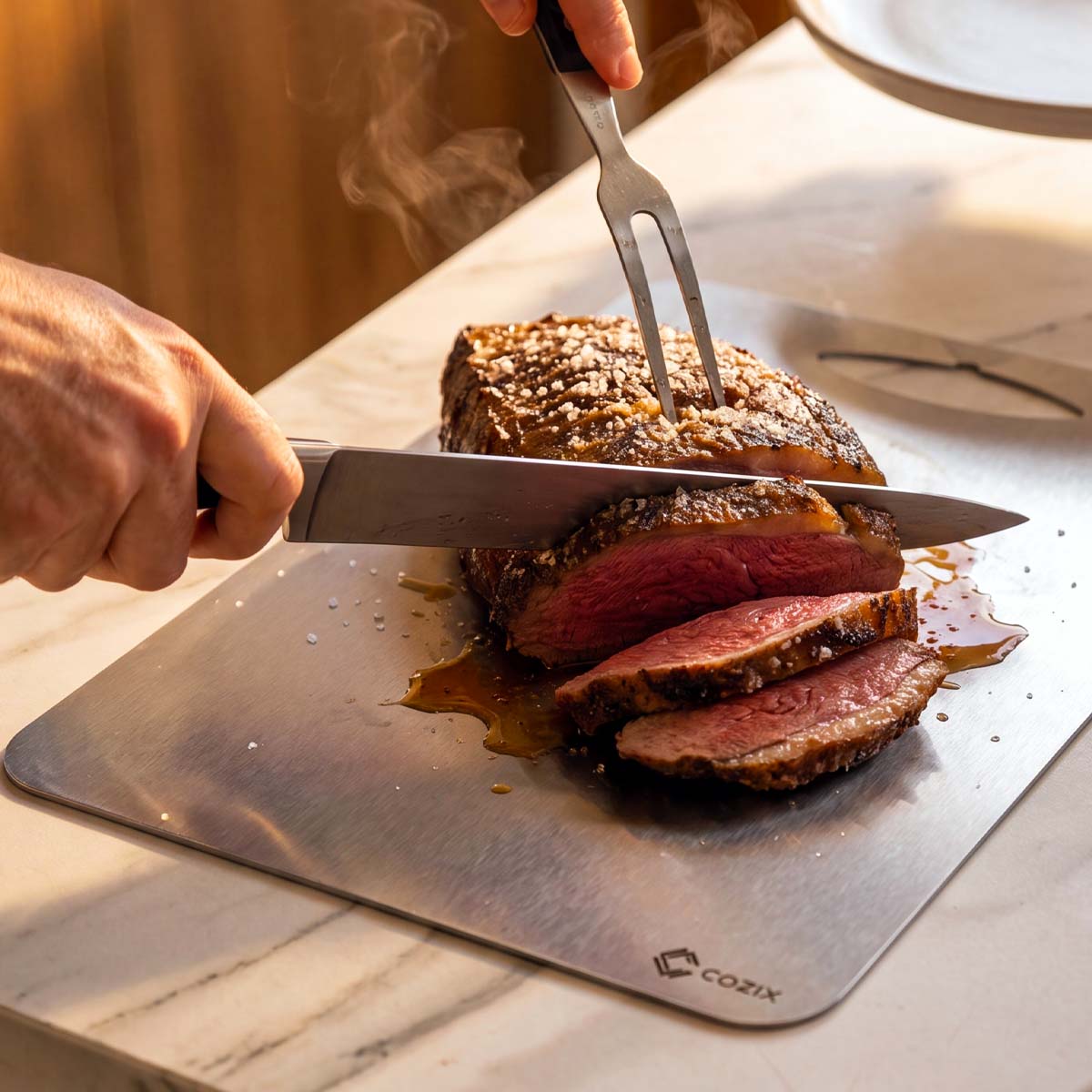 Corte de picanha com faca e garfo sobre a Tábua Gourmet Cozix